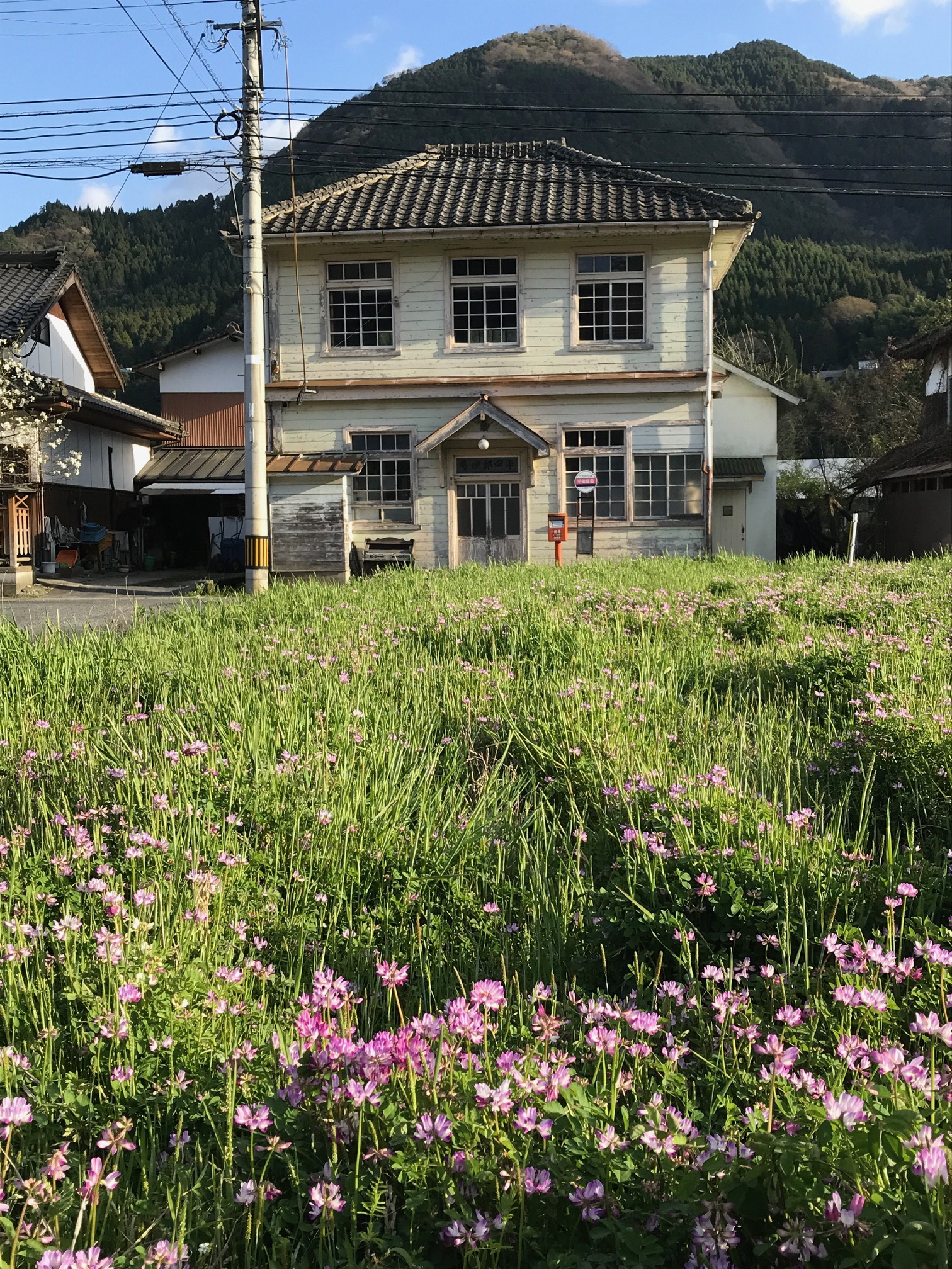 大正14年建設の、地元の名士「平田吉胤」氏ゆかりの郵便局で、日本遺産「やばけい遊覧」の構成文化財です。